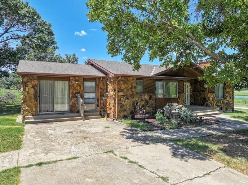 7805 200th St, Douglass, KS 67039
