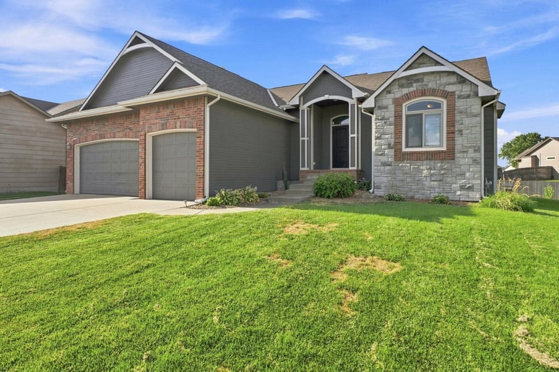 11007 Hampton Lakes St, Maize, KS 67101-3780