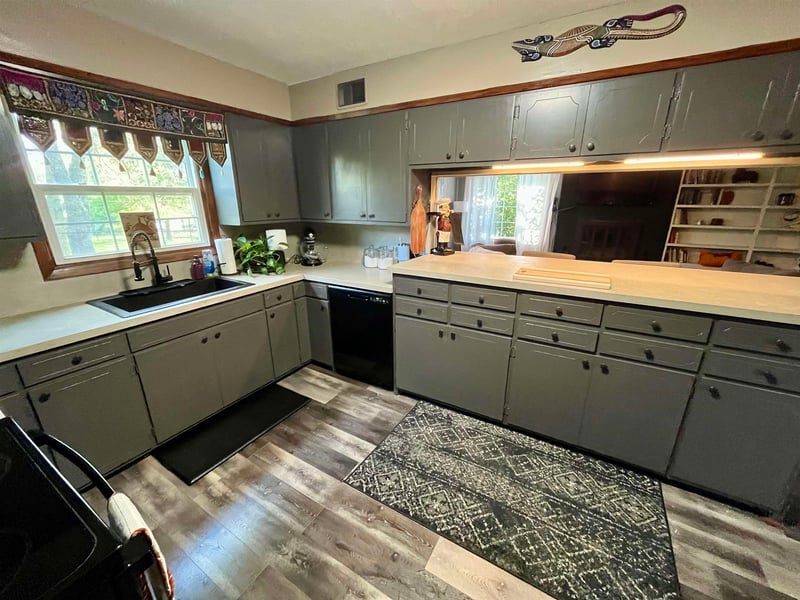 301 Willow Rd, Hillsboro, KS 67063