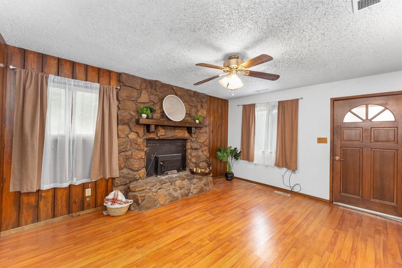 1527 6th , Hutchinson, KS 67501