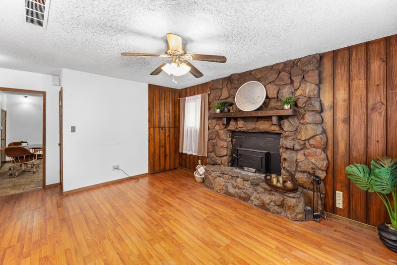 1527 6th , Hutchinson, KS 67501