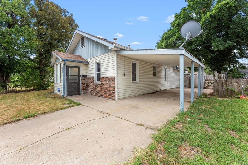 1527 6th , Hutchinson, KS 67501