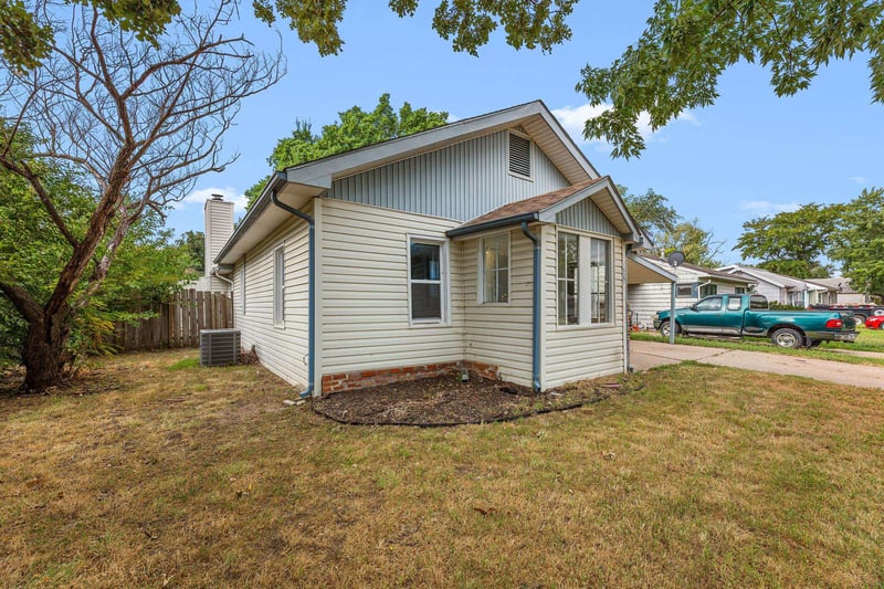 1527 6th , Hutchinson, KS 67501