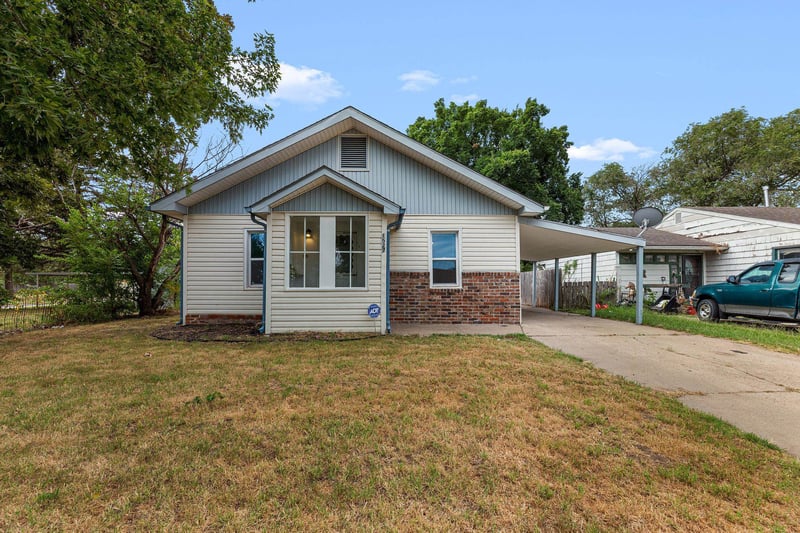 1527 6th , Hutchinson, KS 67501