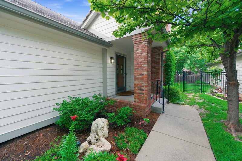 8818 E Bradford Cir, Wichita, KS 67206
