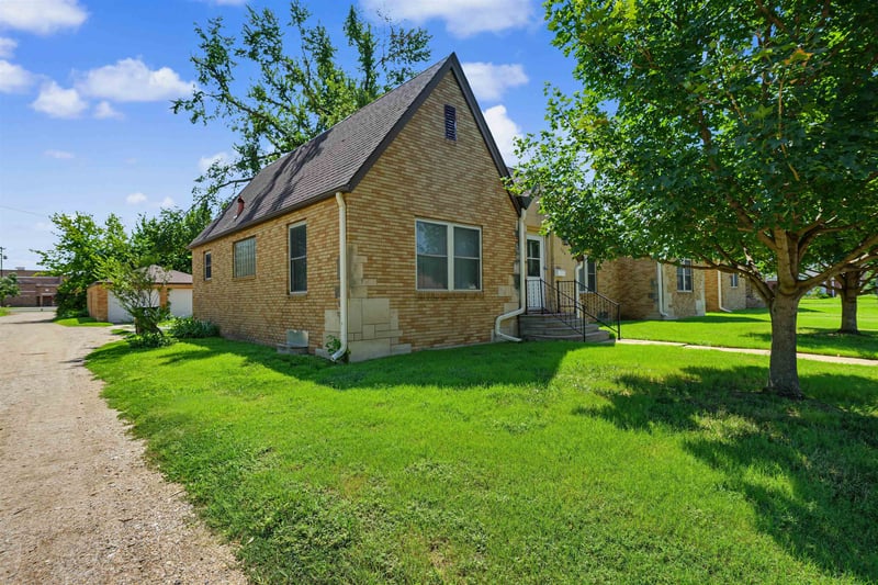 106 Oakdale Ave, Salina, KS 67401
