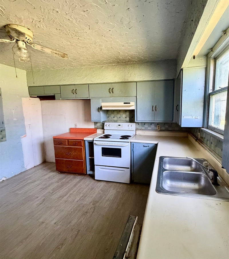 708 School , Eureka, KS 67045