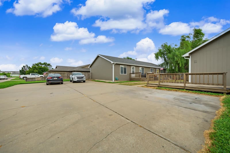 601-603 Huehl Cir, Salina, KS 67401-0000