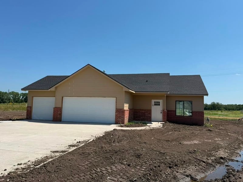 1630 Midway Ct, Valley Center, KS 67147
