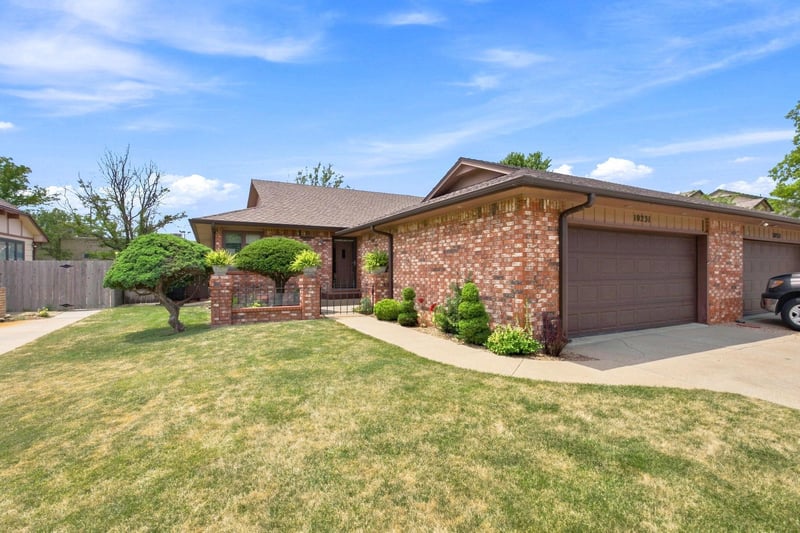 10231 W Alamo St, Wichita, KS 67212