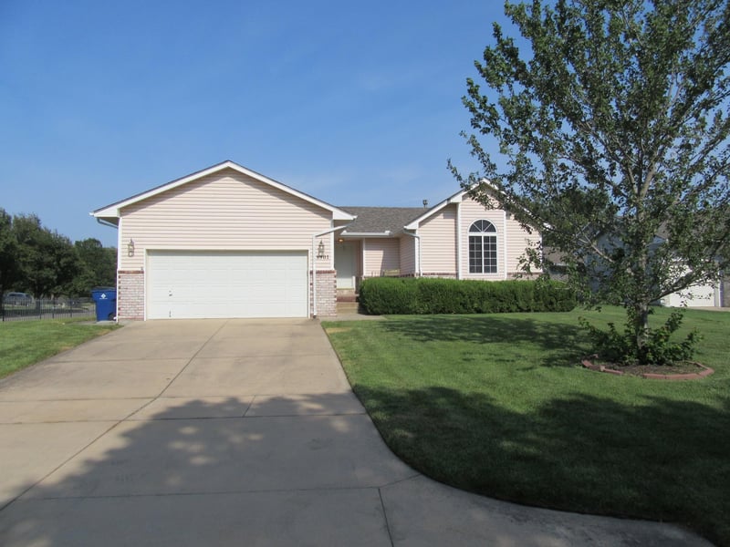 8901 Meadow Knoll Ct, Wichita, KS 67205