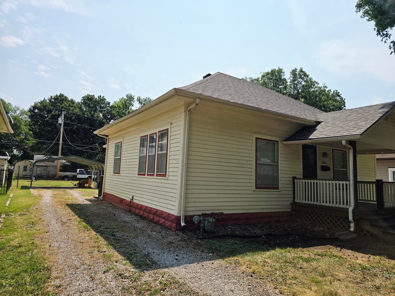1406 John St, Winfield, KS 67156