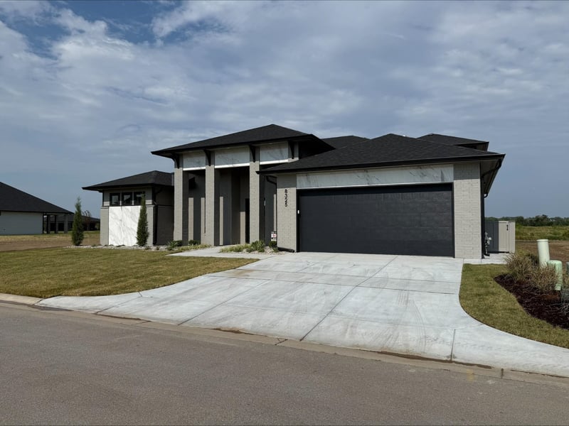 8325 Waterway Ct, Maize, KS 67101