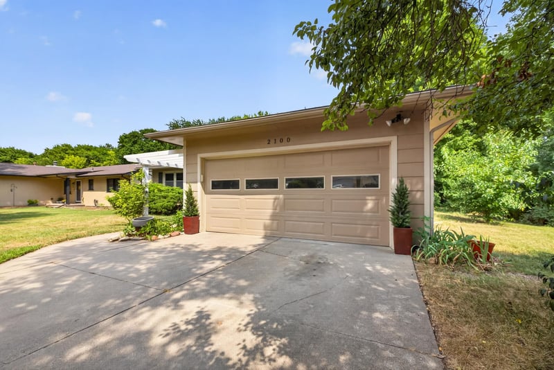 2100 Ridgewood Dr, Wichita, KS 67208