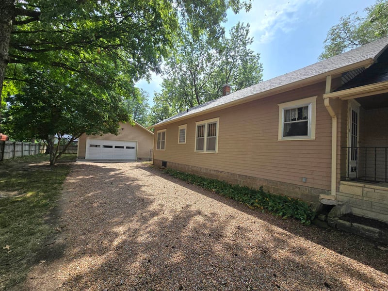 1634 John St, Winfield, KS 67156