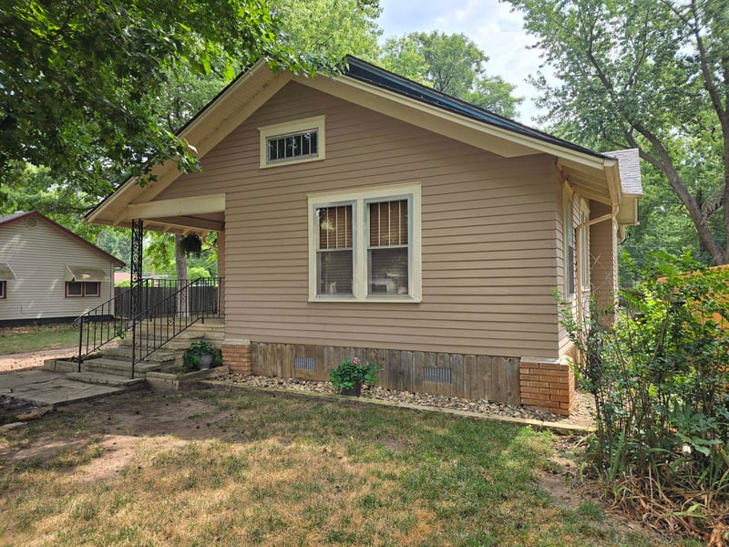 1634 John St, Winfield, KS 67156