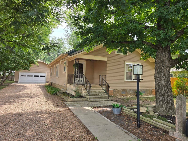 1634 John St, Winfield, KS 67156