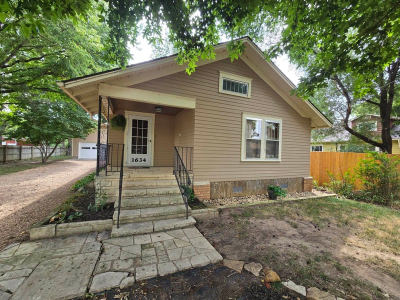 1634 John St, Winfield, KS 67156