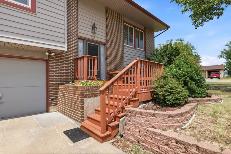 315 Lincoln St, Belle Plaine, KS 67013