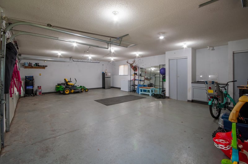 6524 University , Wichita, KS 67209