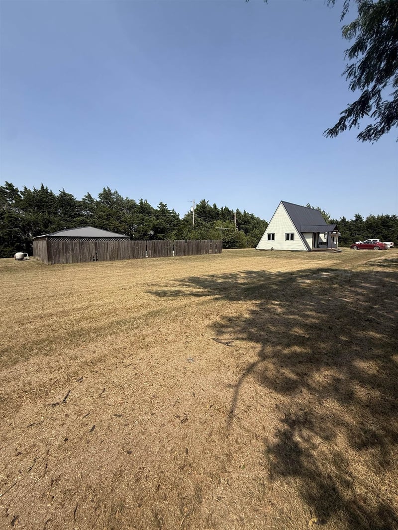 8232 Prairie Rd, Moundridge, KS 67107