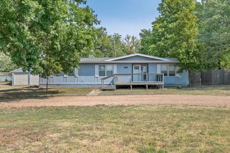 300 Williamson Dr, Hutchinson, KS 67502