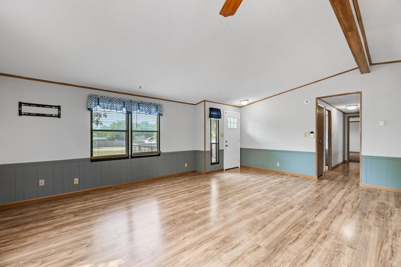 300 Williamson Dr, Hutchinson, KS 67502