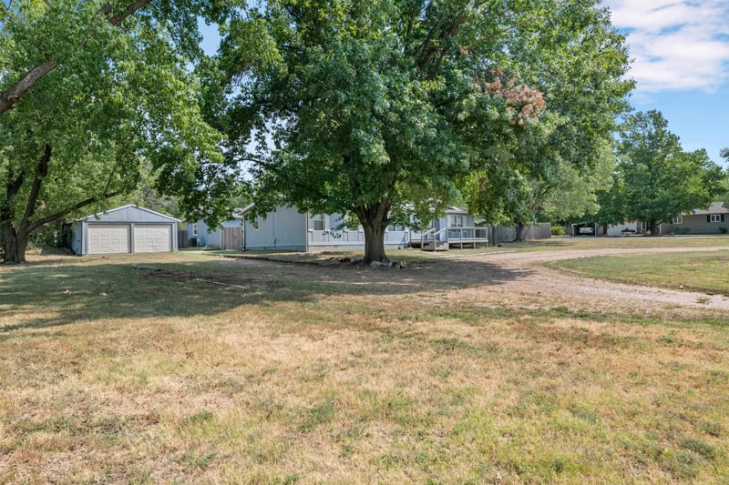 300 Williamson Dr, Hutchinson, KS 67502