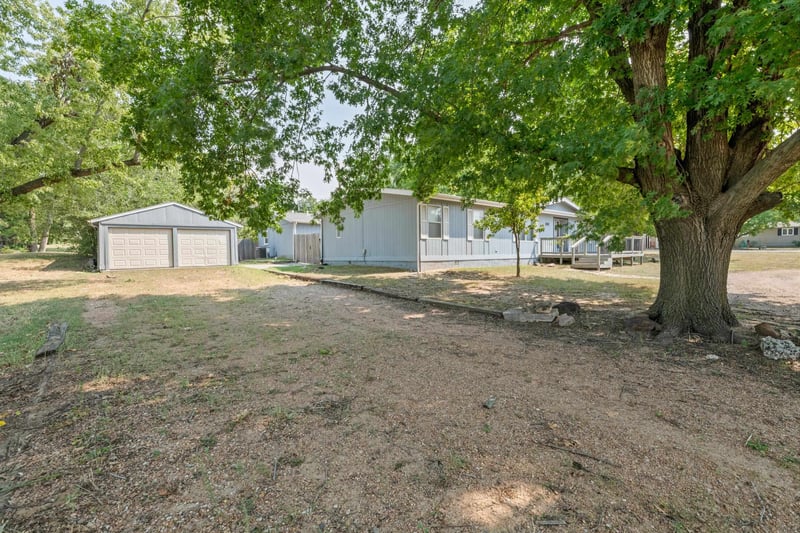 300 Williamson Dr, Hutchinson, KS 67502