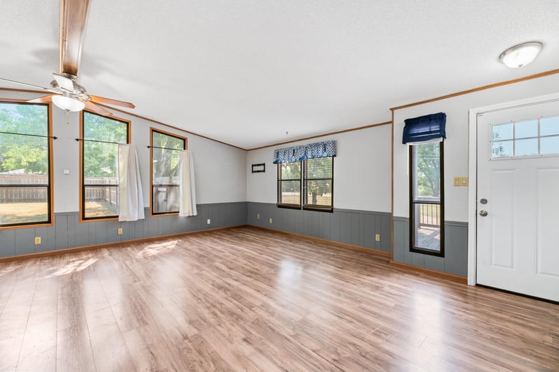 300 Williamson Dr, Hutchinson, KS 67502