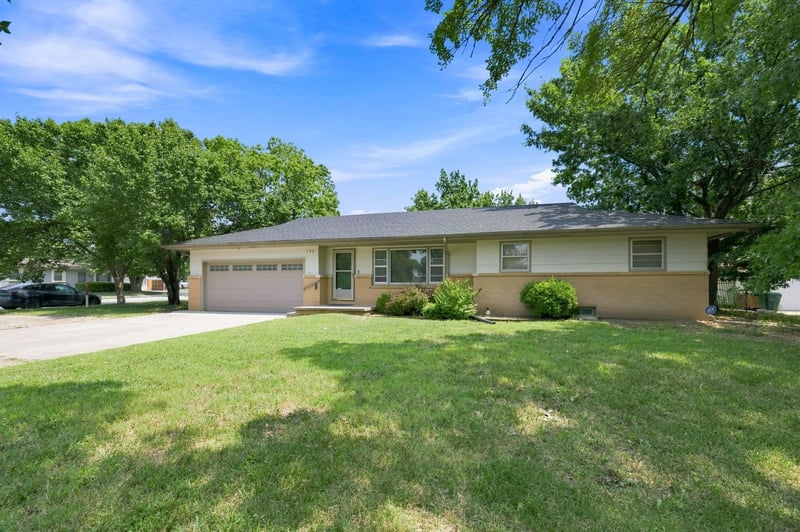 102 Westview Rd, Andover, KS 67002