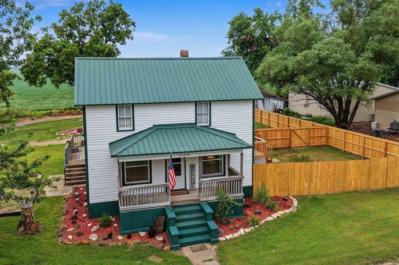 724 N Melbert Ave, Gypsum, KS 67448