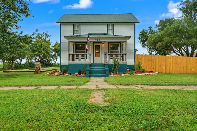 724 N Melbert Ave, Gypsum, KS 67448