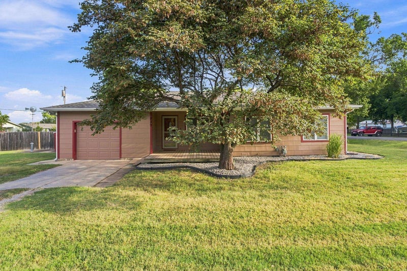 230 W Litson, Benton, KS 67017