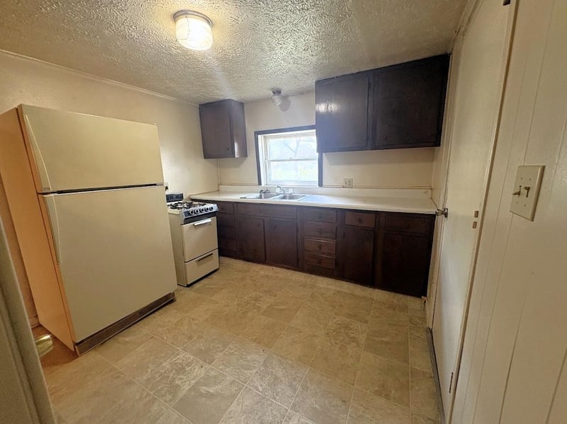 331 Des Moines Ave, Salina, KS 67401