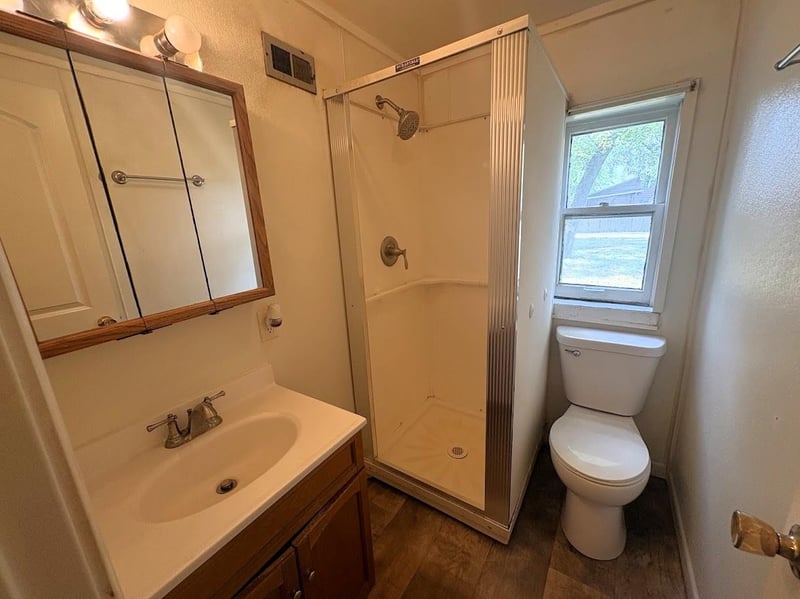 331 Des Moines Ave, Salina, KS 67401