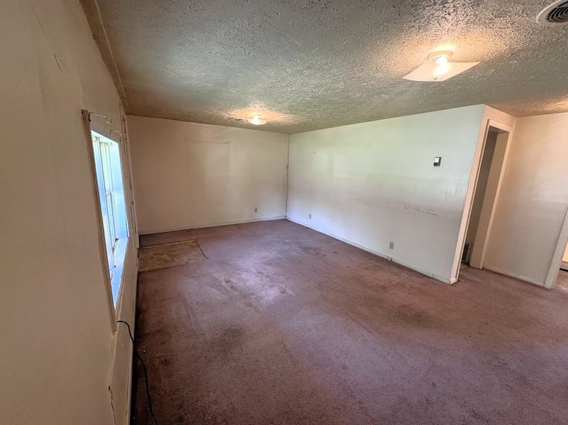331 Des Moines Ave, Salina, KS 67401