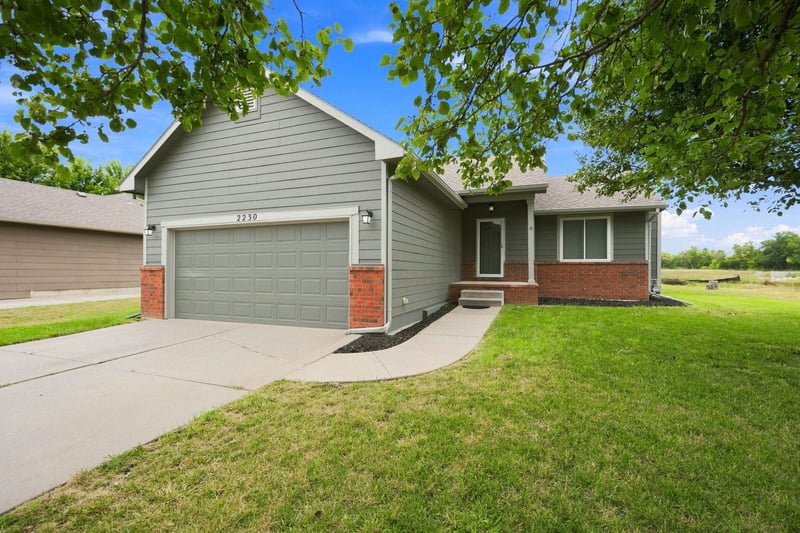 2230 E Glen Hills Dr, Derby, KS 67037
