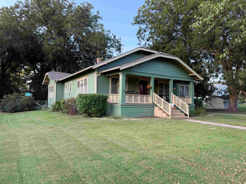 608 E 2nd St, Eureka, KS 67045
