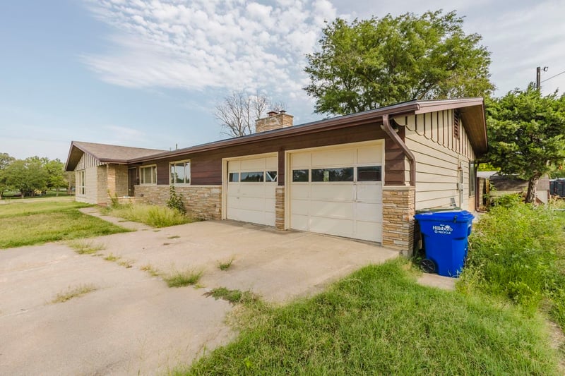 112 W F St, Hillsboro, KS 67063