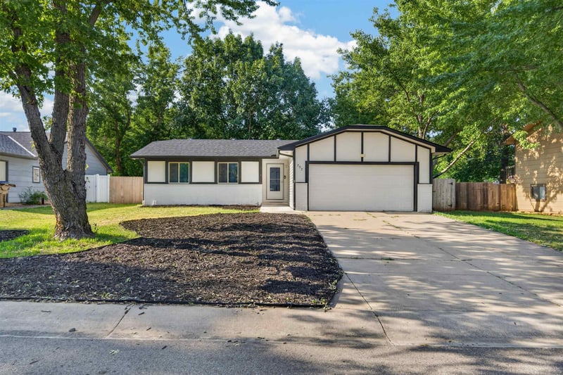 207 E North Point St, Derby, KS 67037