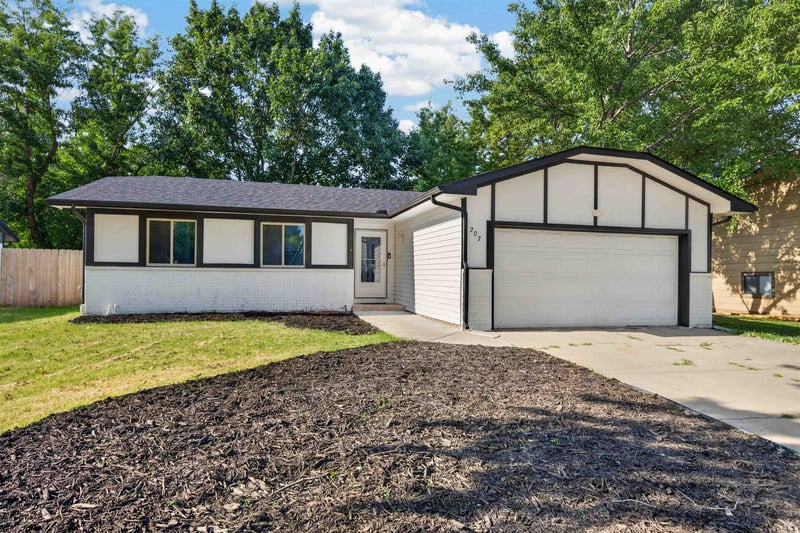 207 E North Point St, Derby, KS 67037