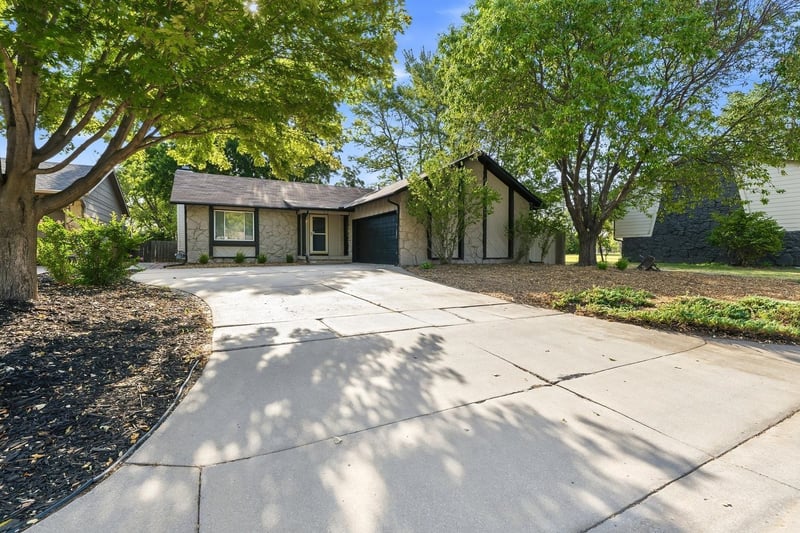 112 N Summitlawn Cir, Wichita, KS 67212