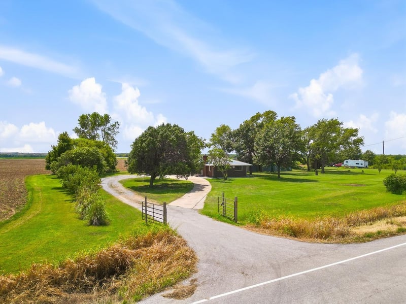 861 E 40th St S, Wellington, KS 67152-8383