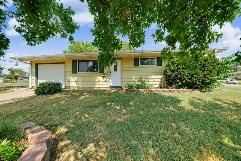 2021 Kenny Ave, Salina, KS 67401