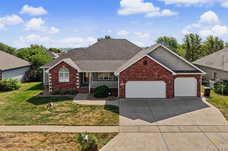 517 Pine Ridge Dr, Salina, KS 67401