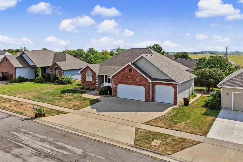 517 Pine Ridge Dr, Salina, KS 67401