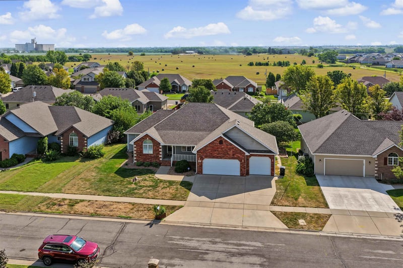 517 Pine Ridge Dr, Salina, KS 67401