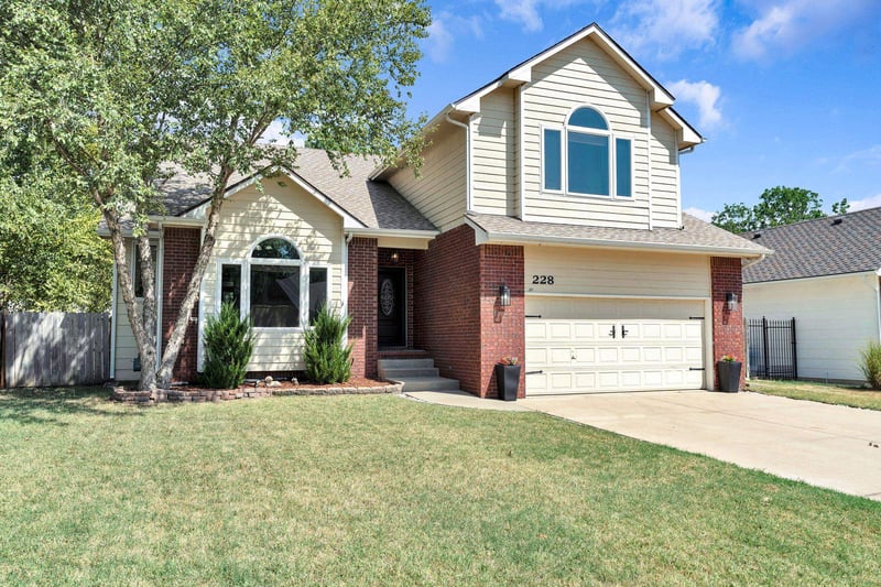 228 N Prescott Cir, Wichita, KS 67212