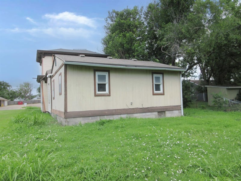 645 S 3rd Ave, Salina, KS 67401